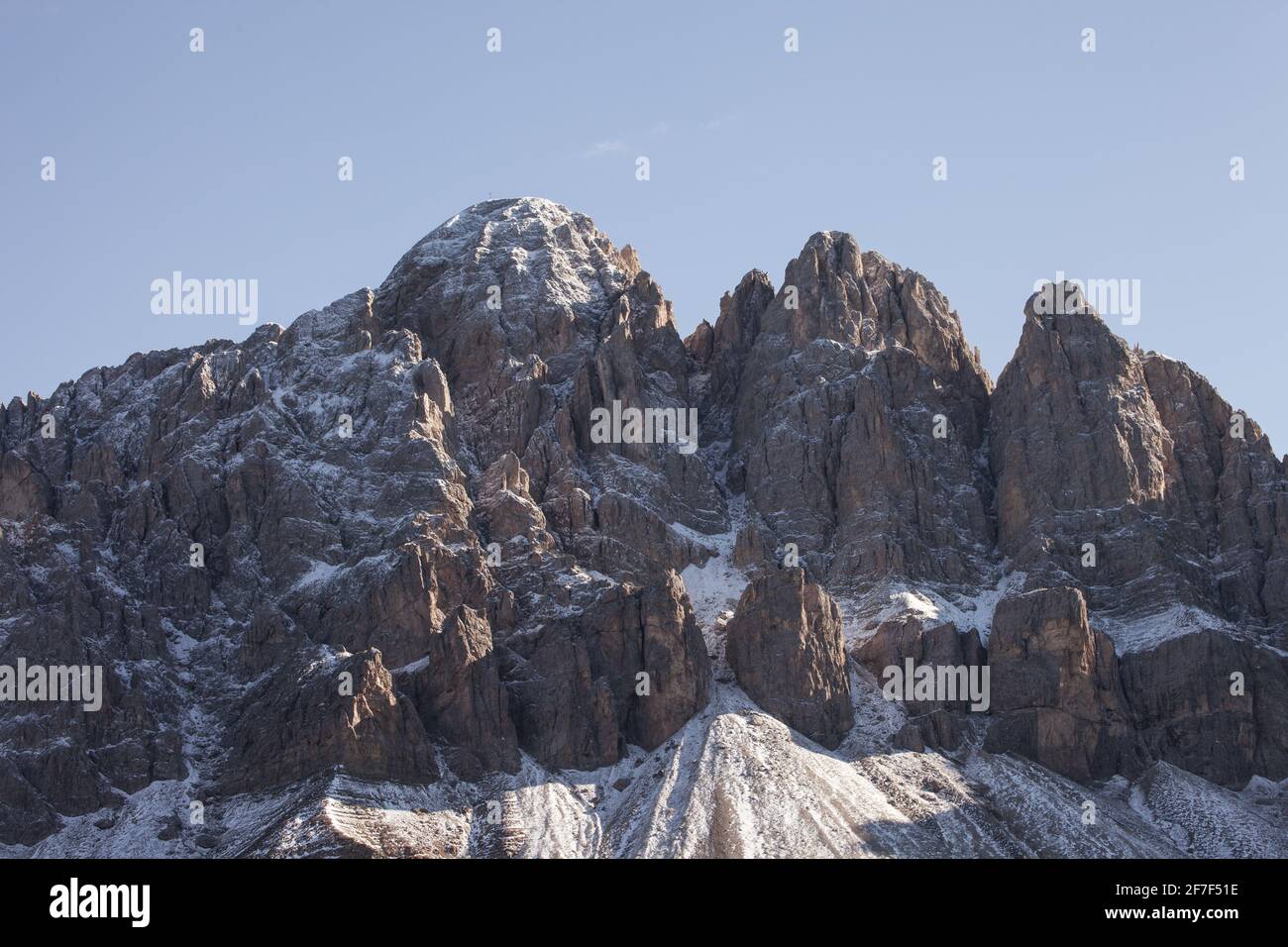 Vue sur le mont Tullen à Val di Funes, Dolomites après une tempête automnale Banque D'Images