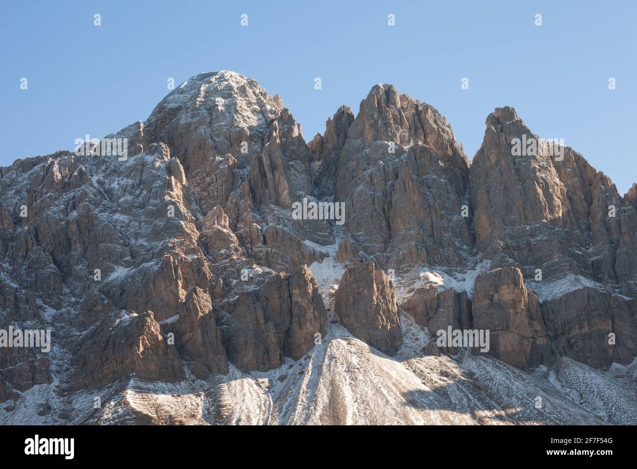 Vue sur le mont Tullen à Val di Funes, Dolomites après une tempête automnale Banque D'Images