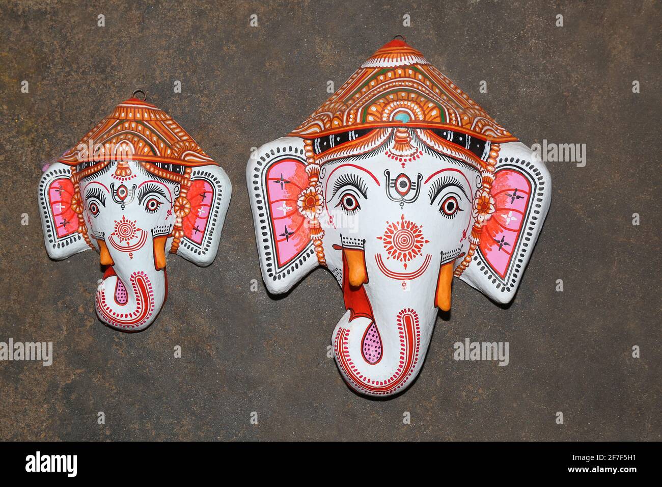 Statue en papier coloré fait main Lord Ganesha visage dans un Boutique du village de Raghurajpur à Odisha Banque D'Images