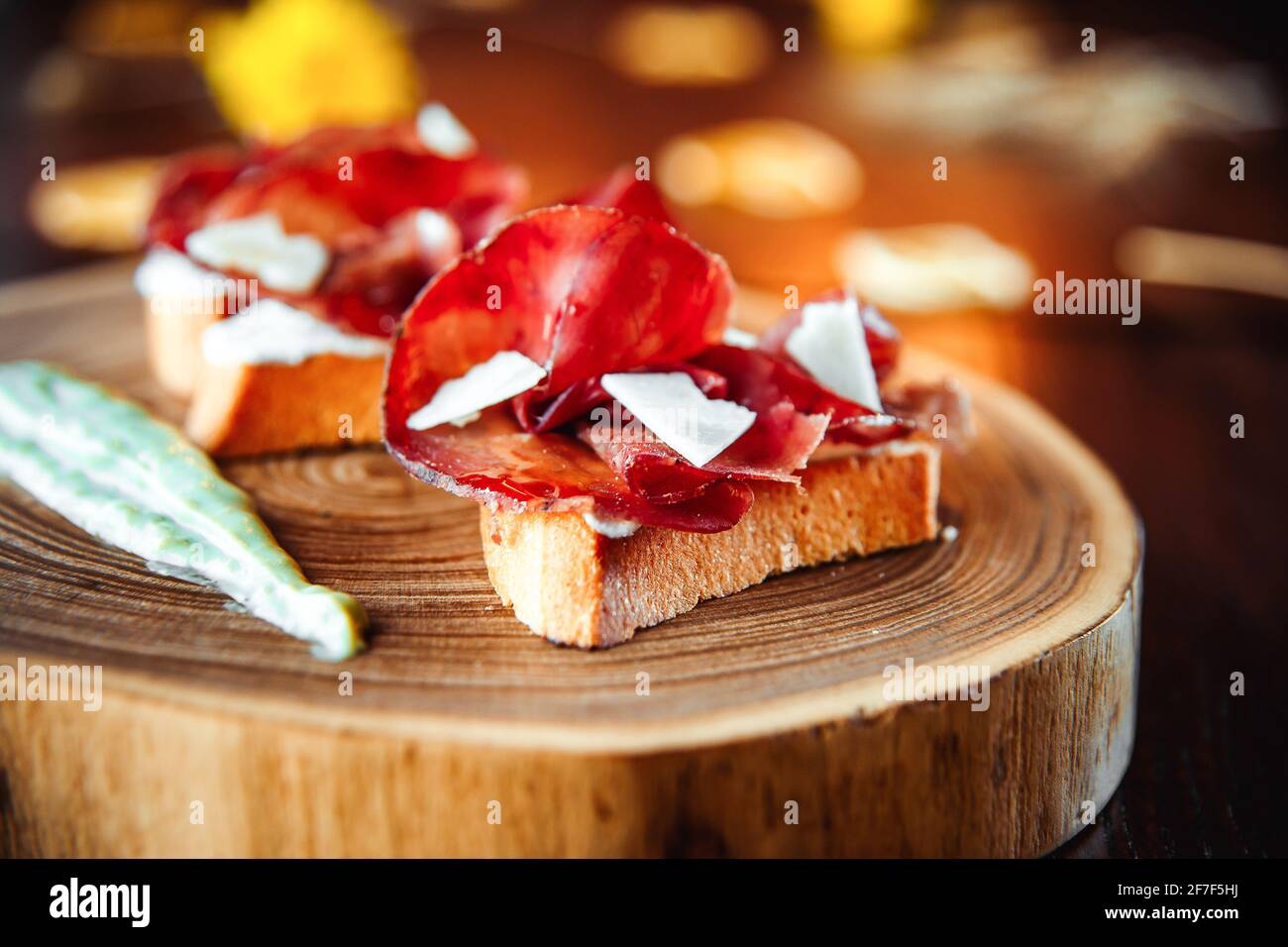 Gros plan sur le plat de prosciutto bruschetta et la sauce Banque D'Images