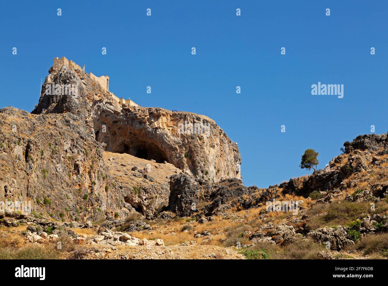 L'Acropole de Lindian, une ancienne citadelle grecque, sur un éperon rocheux à Lindos sur Rhodes, en Grèce. La citadelle fut plus tard une base pour les chevaliers de St JO Banque D'Images
