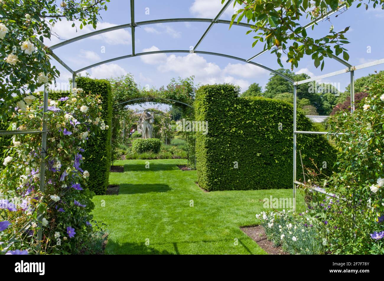 Houghton Hall Gardens en été, Norfolk, Royaume-Uni; bordures de fleurs, haies et statue dans le jardin clos. Banque D'Images
