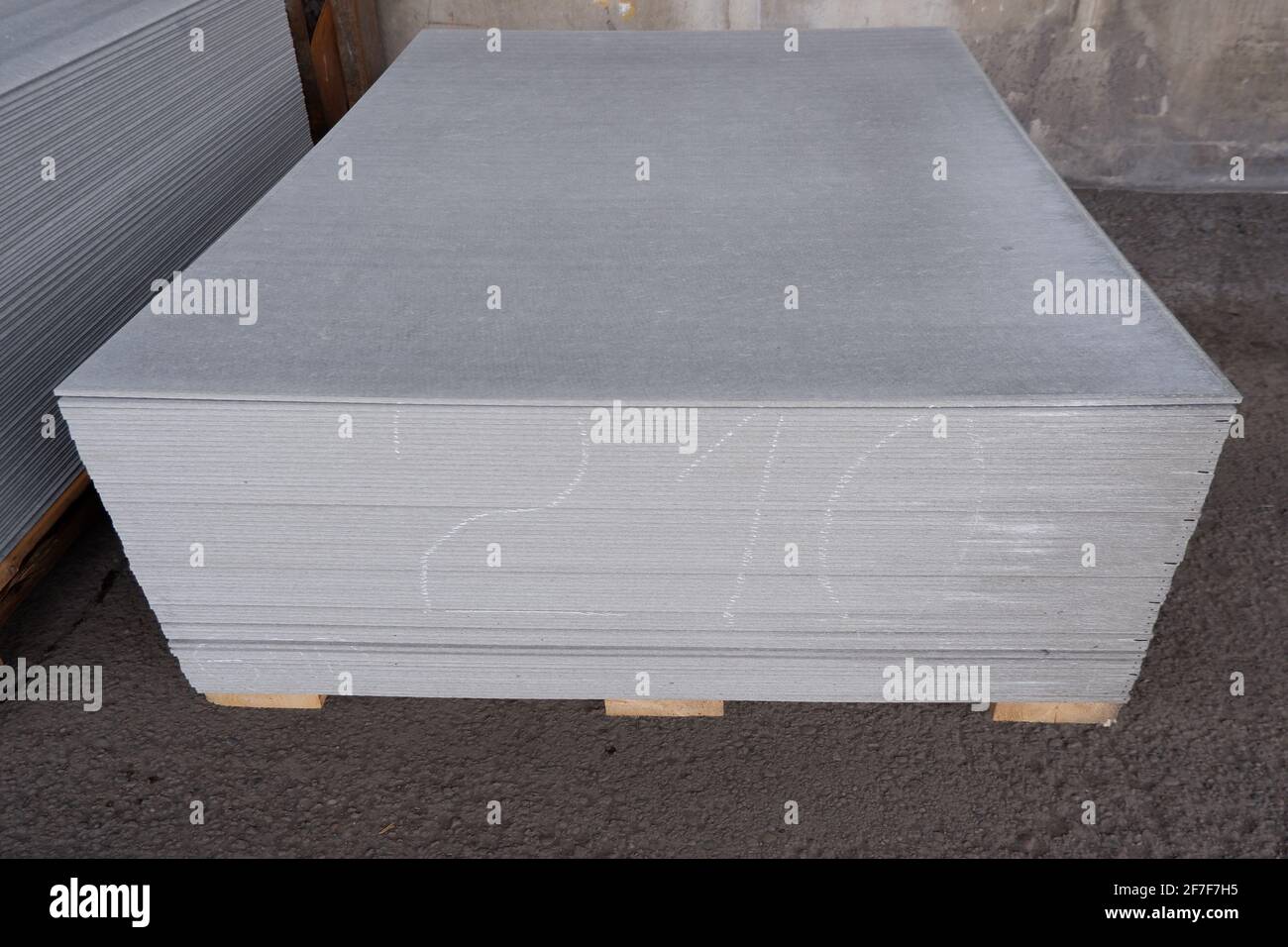plaques d'amiante-ciment empilées pour une utilisation dans la construction  de maisons Photo Stock - Alamy