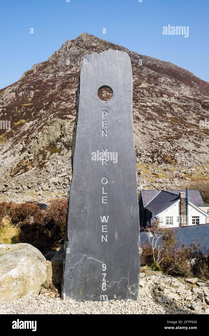Panneau de marquage en pierre d'ardoise portant le nom et la hauteur de la montagne de Pen yr Ole Wen au point de vue du parc national de Snowdonia, Ogwen Conwy au nord du pays de Galles, Royaume-Uni Banque D'Images