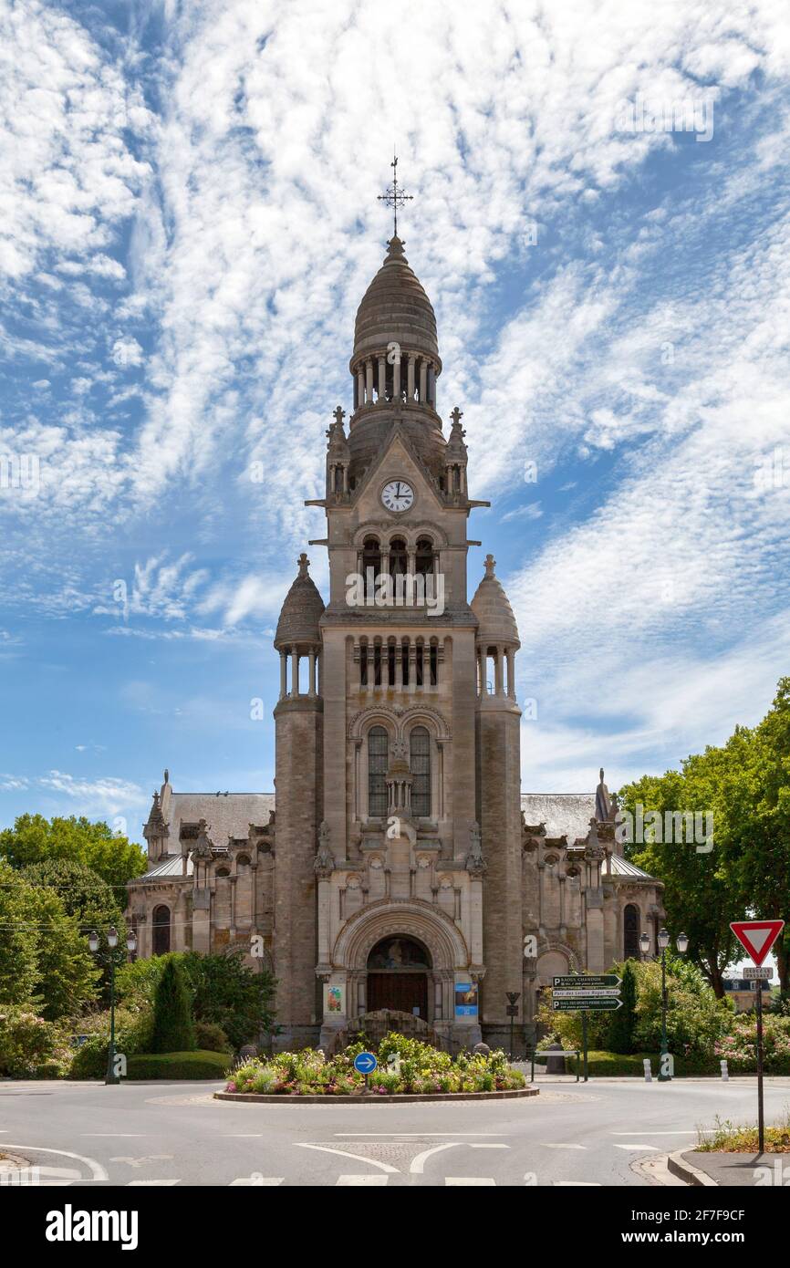 Épernay, France - juillet 23 2020 : l'église Saint-Pierre-Saint-Paul a été inaugurée en 1897. Rendre hommage à son donateur (Paul Chandon de Briailles), Banque D'Images