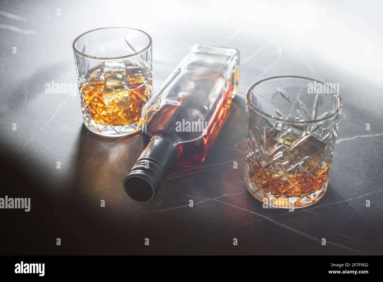 boisson alcoolisée, whisky sur fond de pierre sombre Banque D'Images