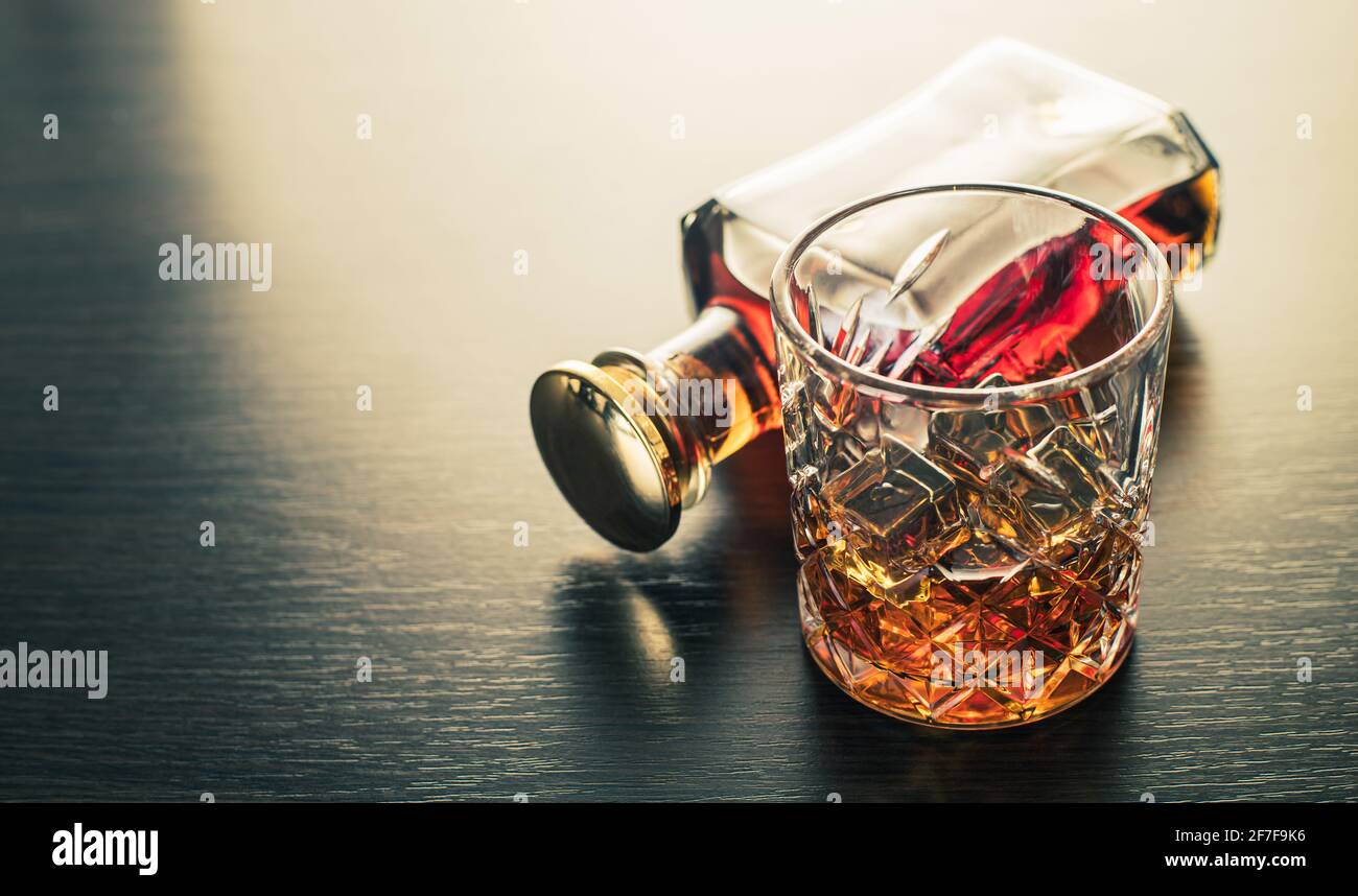 boisson alcoolisée, whisky sur fond de bois brun Banque D'Images