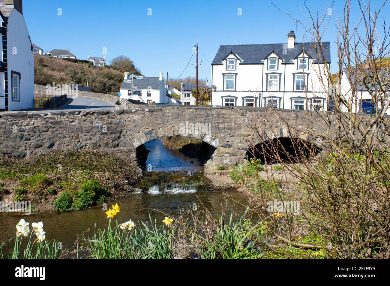 Aberdaron village, pays de Galles. Paysage avec petit pont en pierre sur un ruisseau. Charmante petite station balnéaire. Banque D'Images