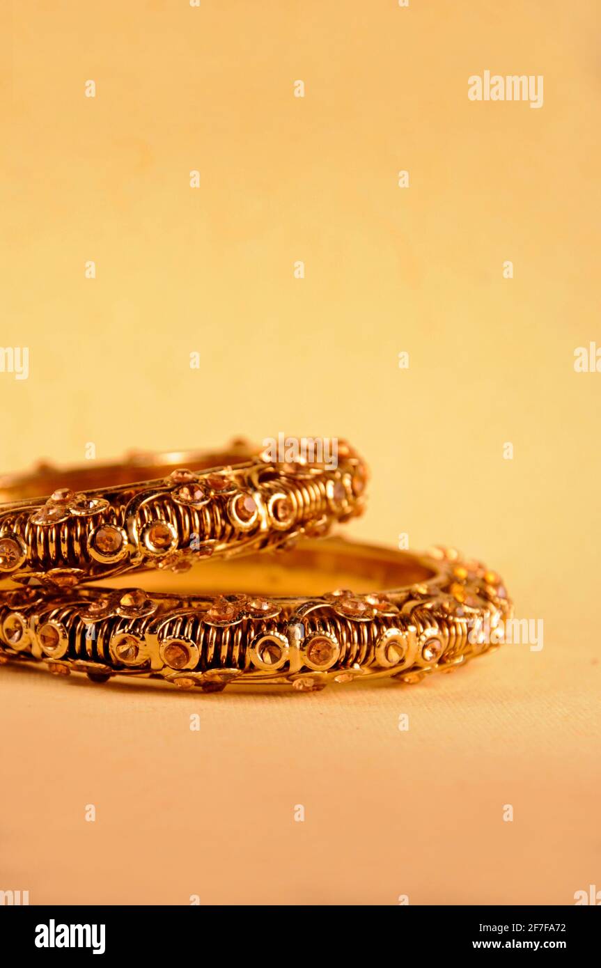 Bracelets en or antique, bracelets en or antique, bracelets en or, bracelets anciens, bijoux traditionnels indiens, Inde Banque D'Images