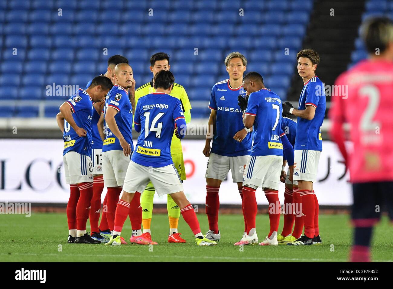 Les joueurs de Yokohama F.Marinos se sont réunis lors du match de football de la Ligue J1 2021 entre Yokohama F.Marinos et Cerezo Osaka au stade Nissan de Yokohama, Kanagawa, au Japon, le 6 avril 2021. Credit: AFLO/Alay Live News Banque D'Images
