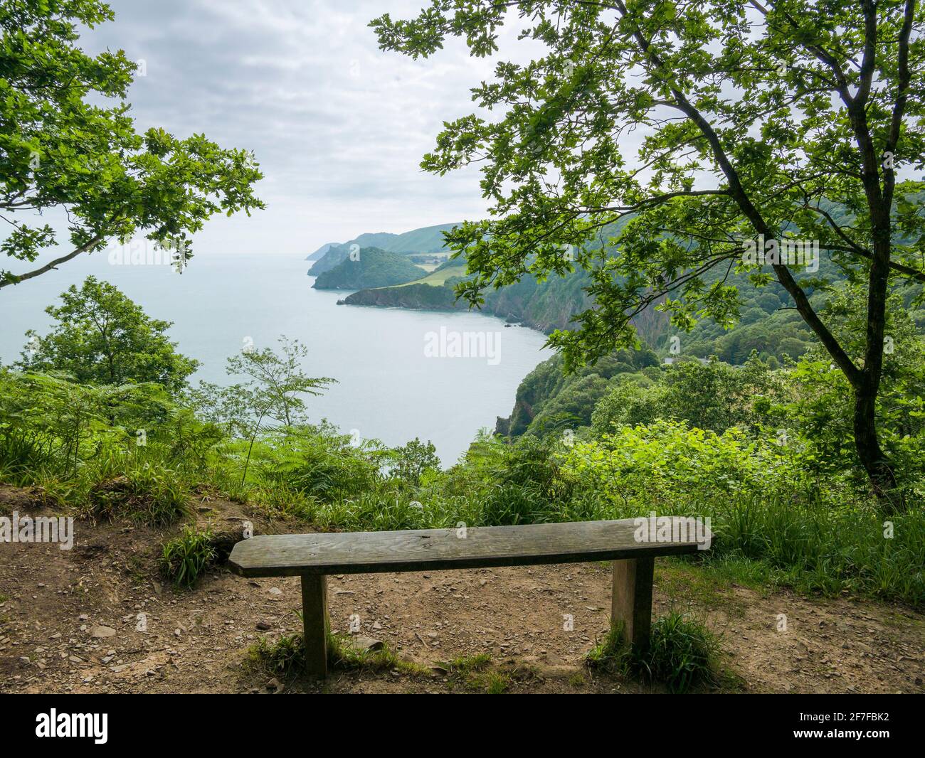 Vue sur Woody Bay, Valley of the Rocks et Foreland point depuis le South West Coast Path dans West Woodybay Woods, dans le parc national Exmoor, North Devon, Angleterre. Banque D'Images