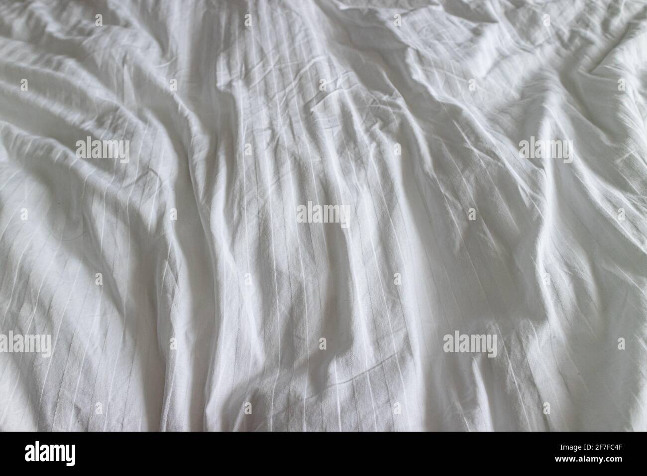 Drap de lit blanc et propre froissé sur une surface de fermeture de lit  Photo Stock - Alamy