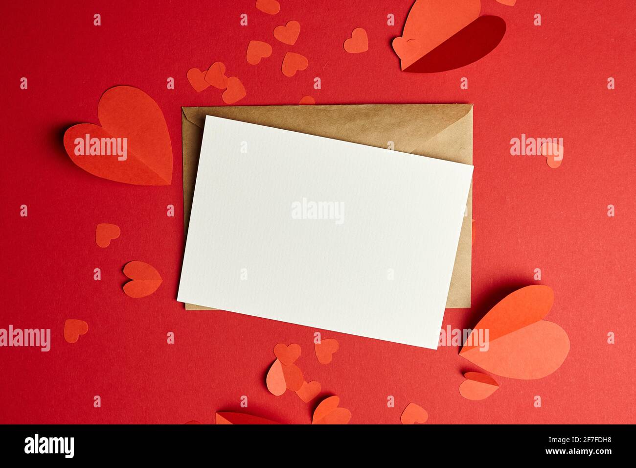 Carte De Vœux Ou Invitation Vierge Carte De Saint Valentin Avec Coeurs En Papier Sur Fond Rouge Photo Stock Alamy