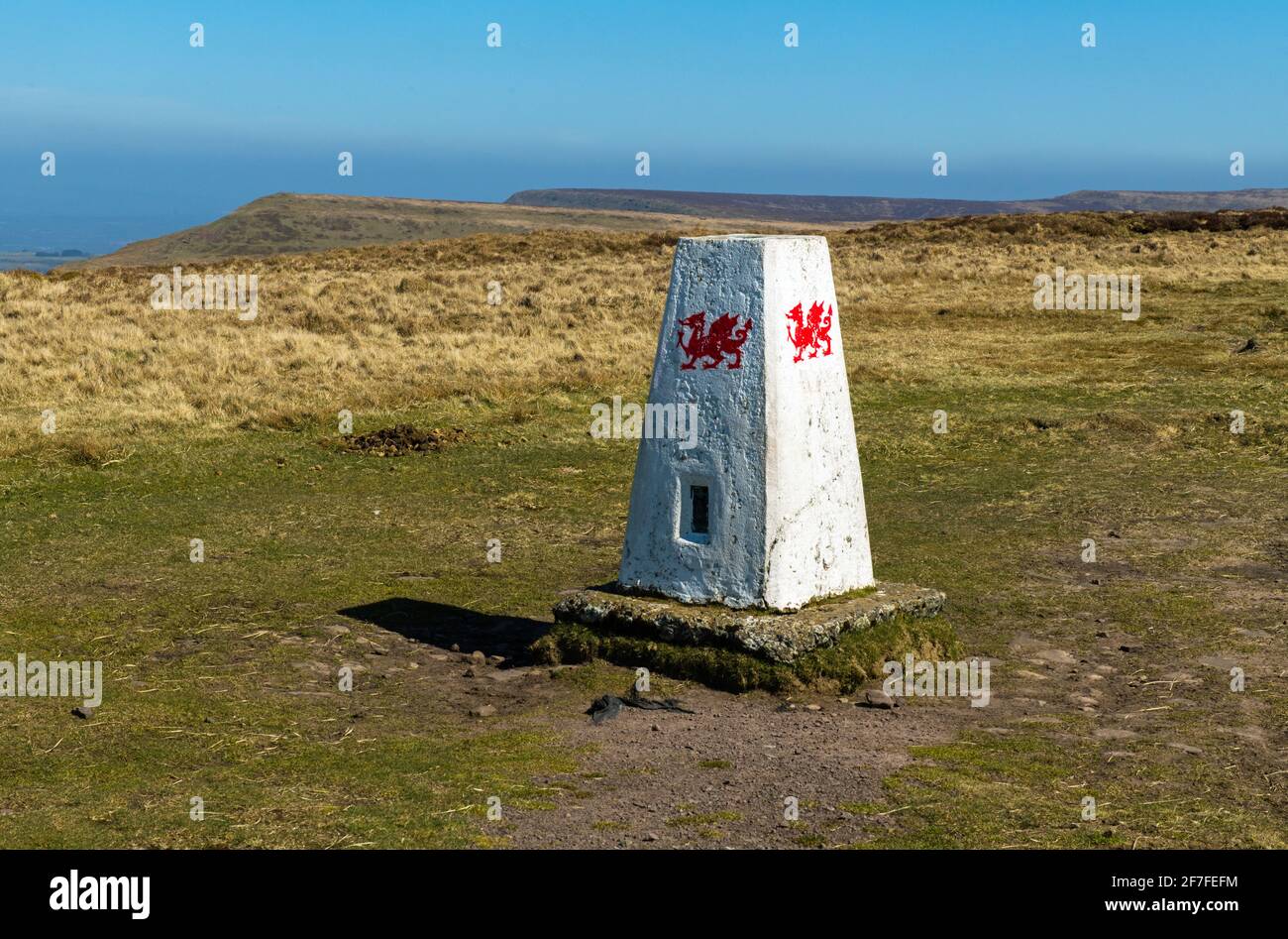 Un point de trig ou de triangulation sur le dessus du colline de Ros Dirion dans les montagnes noires en regardant vers le nord Banque D'Images