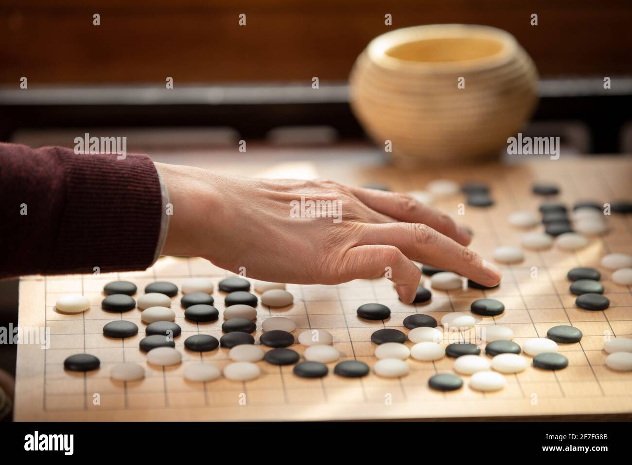 Homme senior jouant le jeu de Go Banque D'Images