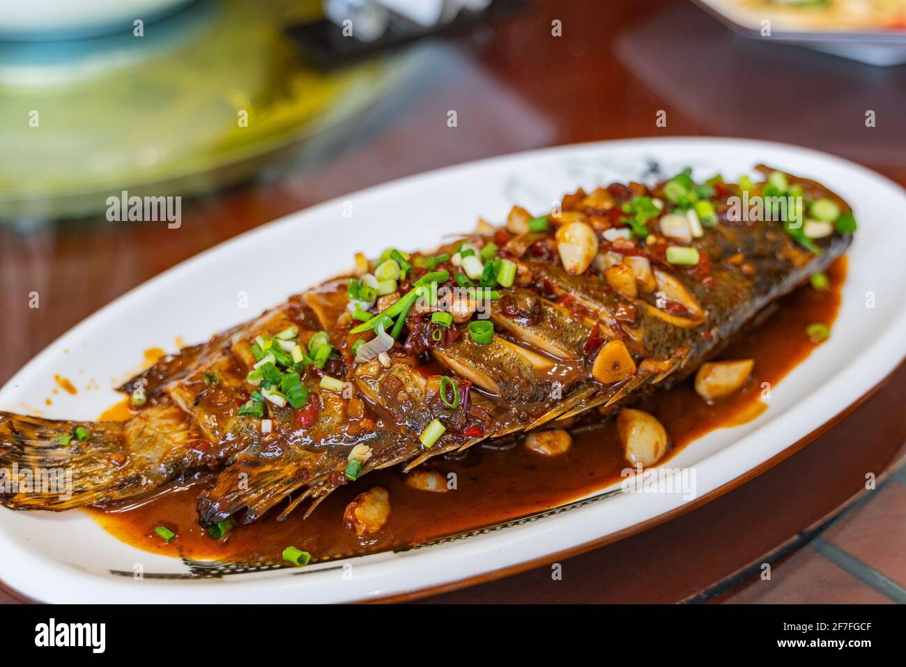 Poisson mandarin braisé au soja, cuisine chinoise traditionnelle. Banque D'Images