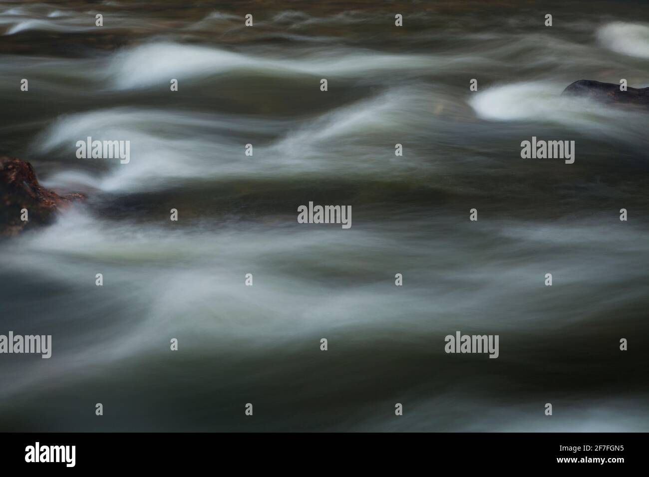 Rivière montagneuse dans la rivière Rauma, vallée de Romsdalen, Rauma kommune, Møre og Romsdal, Norvège. Banque D'Images