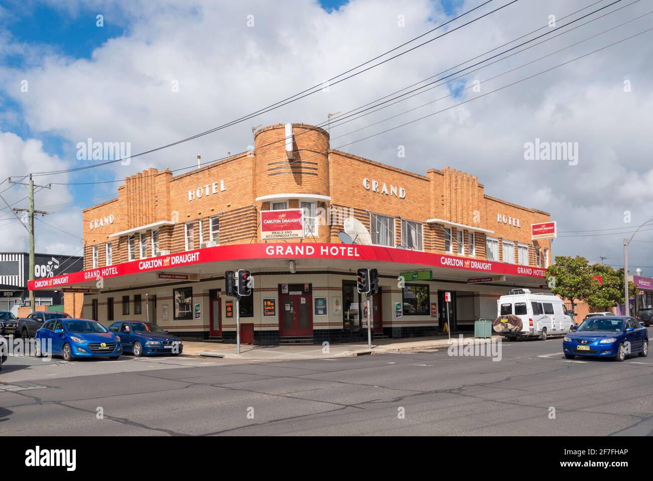 Le Grand Hôtel de Carp St, Bega, Nouvelle-Galles du Sud, Australie a été construit en 1938 par les brasseries de Toohey avec un coin arrondi style Art déco Banque D'Images