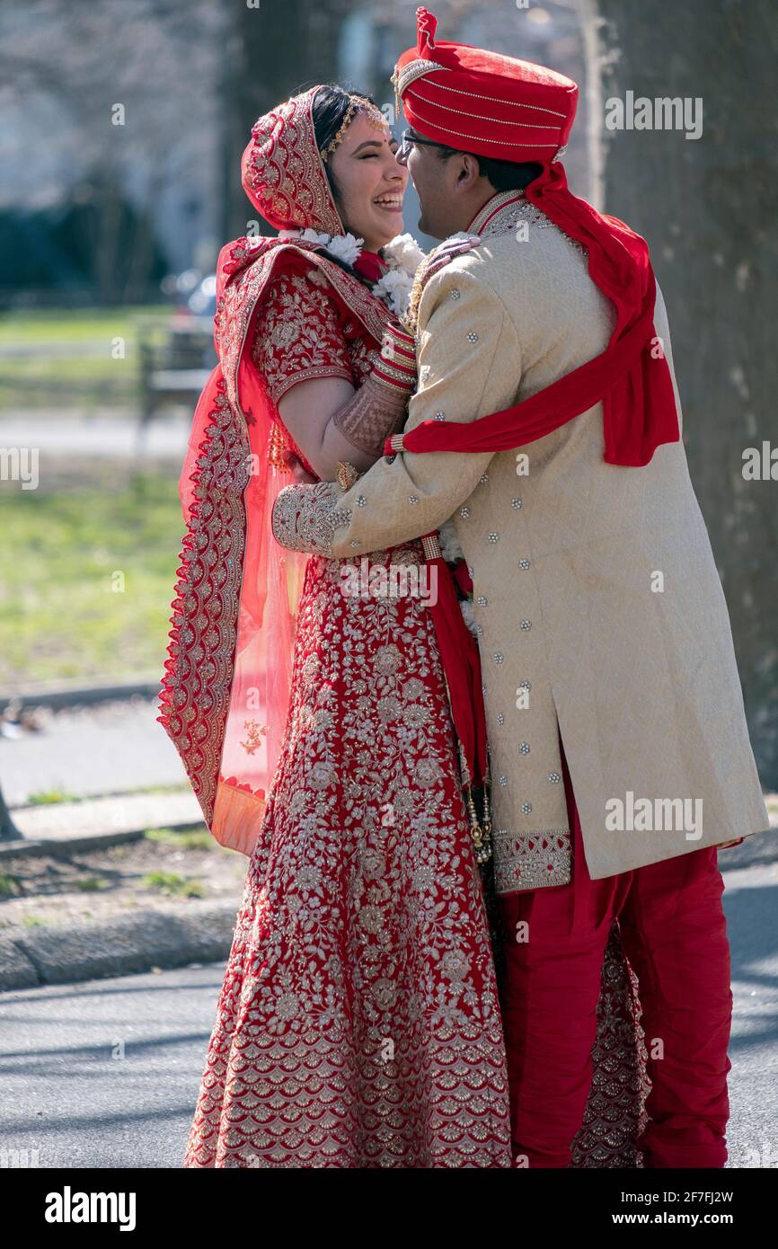 Un couple hindou en vêtements ethniques très ornés pose pour des photos avant mariage dans un parc à Queens, New York. Banque D'Images
