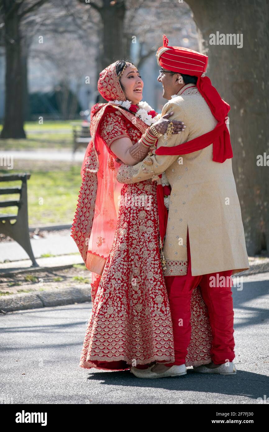 Un couple hindou en vêtements ethniques ornés pose pour des photos dans un parc à Queens, New York. Banque D'Images