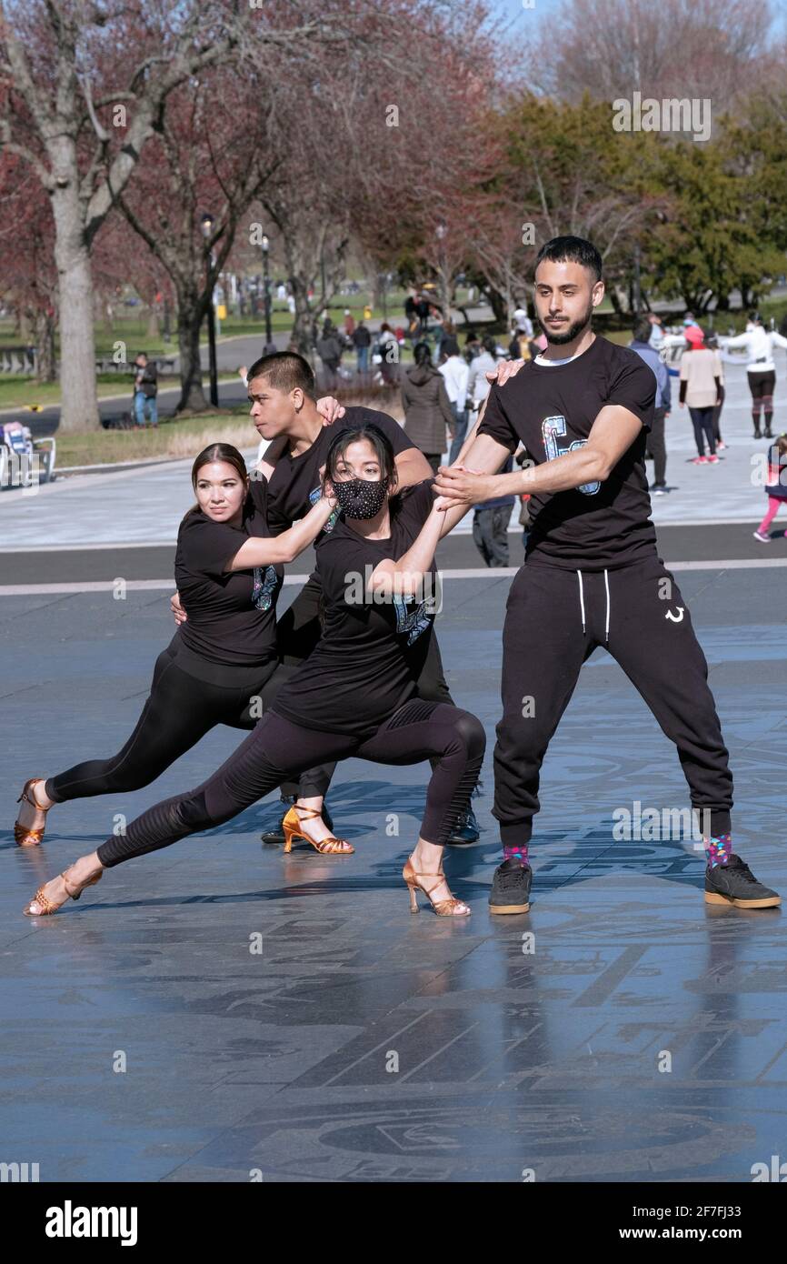 Des danseurs du studio de danse Cali Salsa Pal Mundo filent en public un spectacle pour faire connaître leur école. Dans Flushing Meadows Corona Park dans Queens Banque D'Images