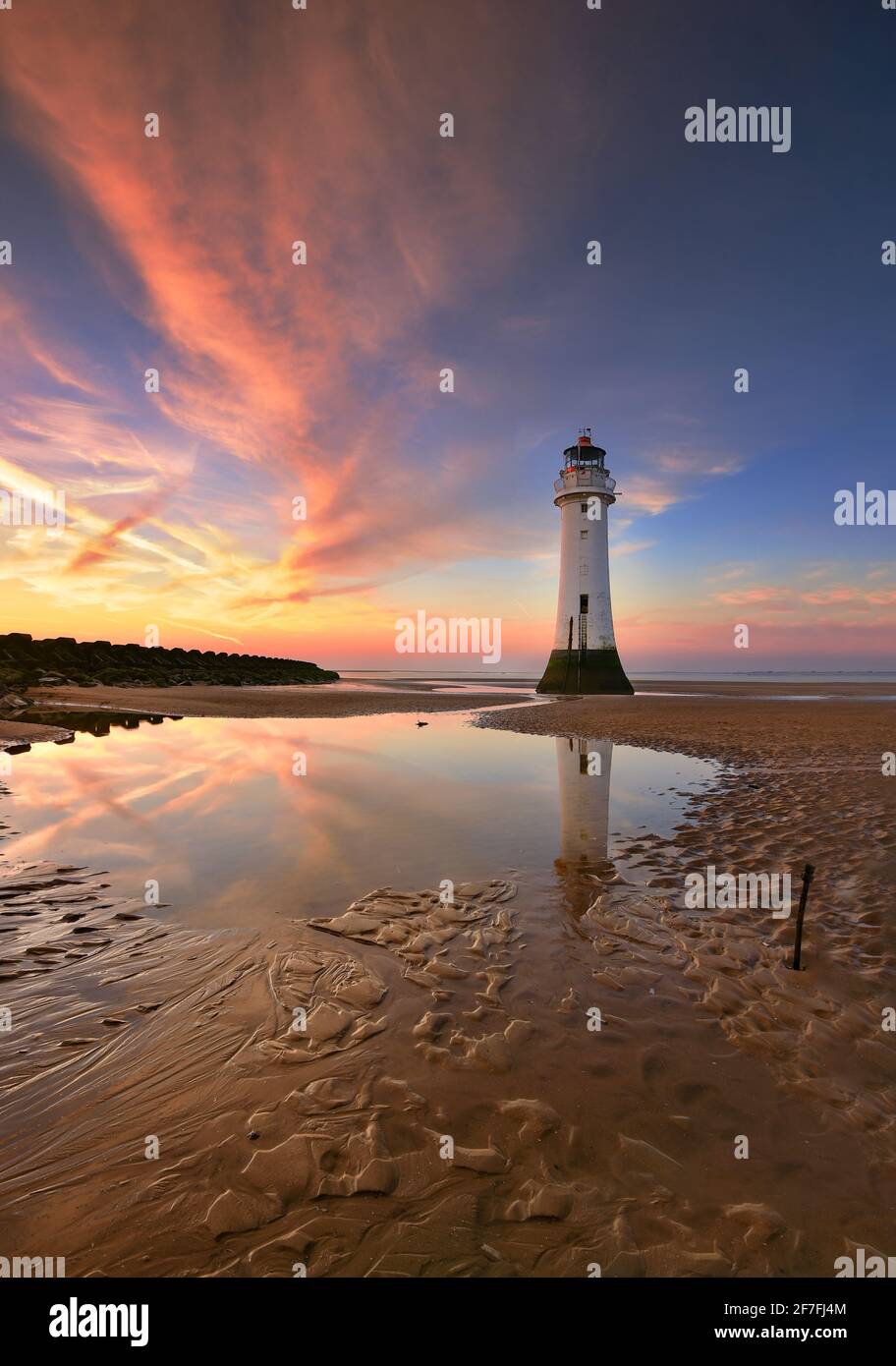 Perch Rock Lighthouse réfléchi au coucher du soleil, New Brighton, Cheshire, Angleterre, Royaume-Uni, Europe Banque D'Images