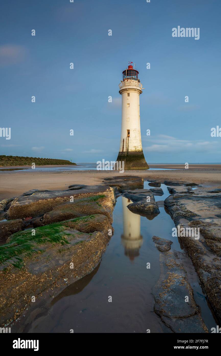 Perch Rock Lighthouse se reflète à rockpool, New Brighton, Cheshire, Angleterre, Royaume-Uni, Europe Banque D'Images