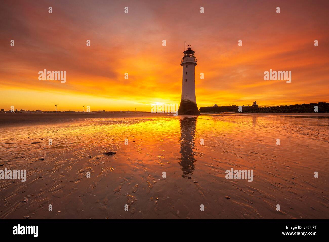 Perch Rock Lighthouse avec un lever de soleil spectaculaire, New Brighton, Cheshire, Angleterre, Royaume-Uni, Europe Banque D'Images