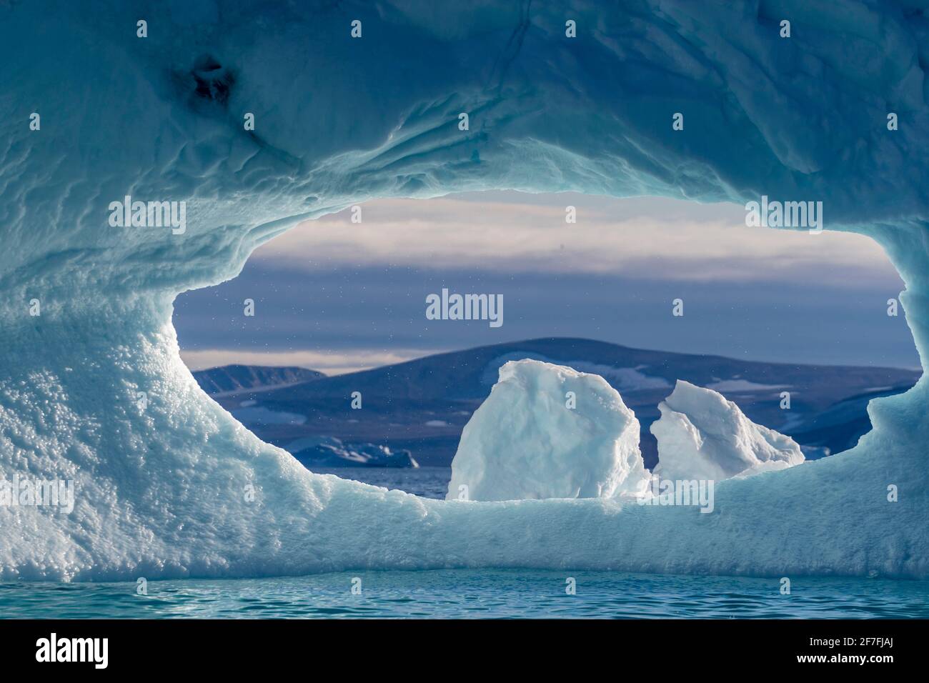 Un trou dans un iceberg dans le fjord de Dodes (fjord des morts), la baie de Baffin, le Groenland, les régions polaires Banque D'Images