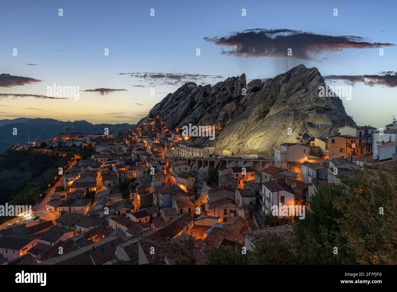 Vieille ville de Pietrapertosa au crépuscule, Dolomiti Lucane, province de Potenza, Basilicate, Italie, Europe Banque D'Images
