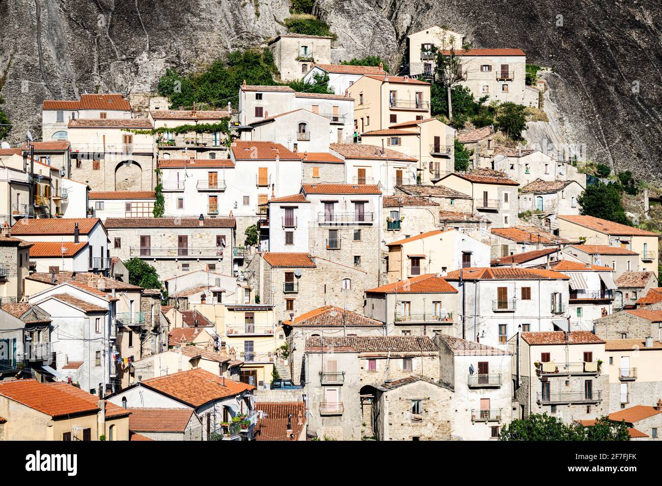 Maisons en pierre dans la ville médiévale de Castelmezzano, Dolomiti Lucane, province de Potenza, Basilicate, Italie, Europe Banque D'Images