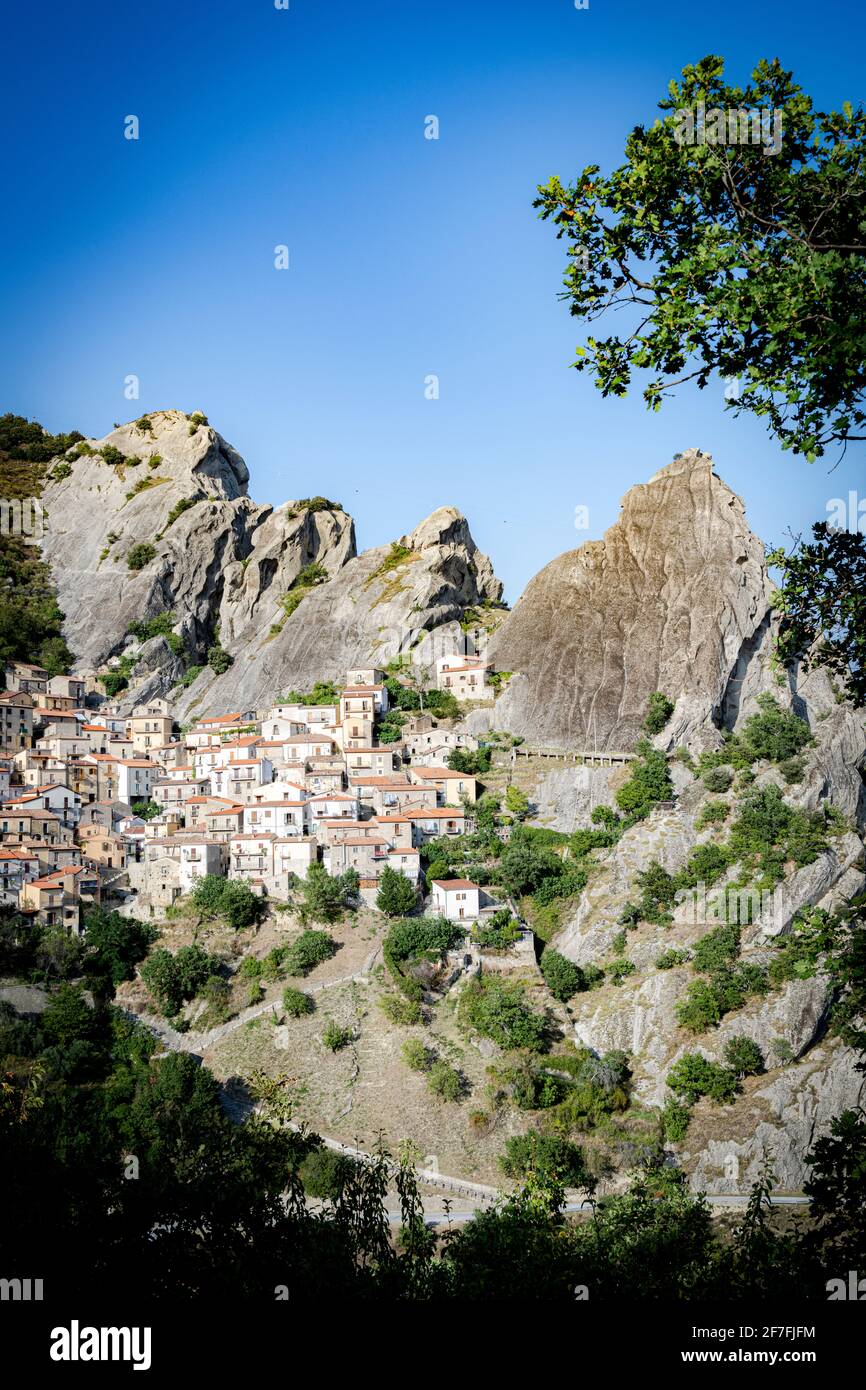 Ville médiévale de Castelmezzano au pied des montagnes Dolomiti Lucane, province de Potenza, Basilicate, Italie, Europe Banque D'Images