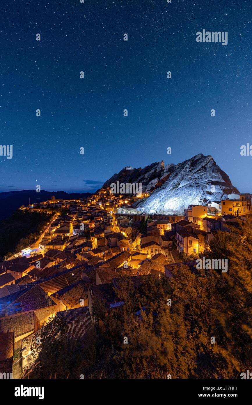 Étoiles dans le ciel nocturne au-dessus de la ville médiévale de Pietrapertosa, Dolomiti Lucane, province de Potenza, Basilicate, Italie, Europe Banque D'Images