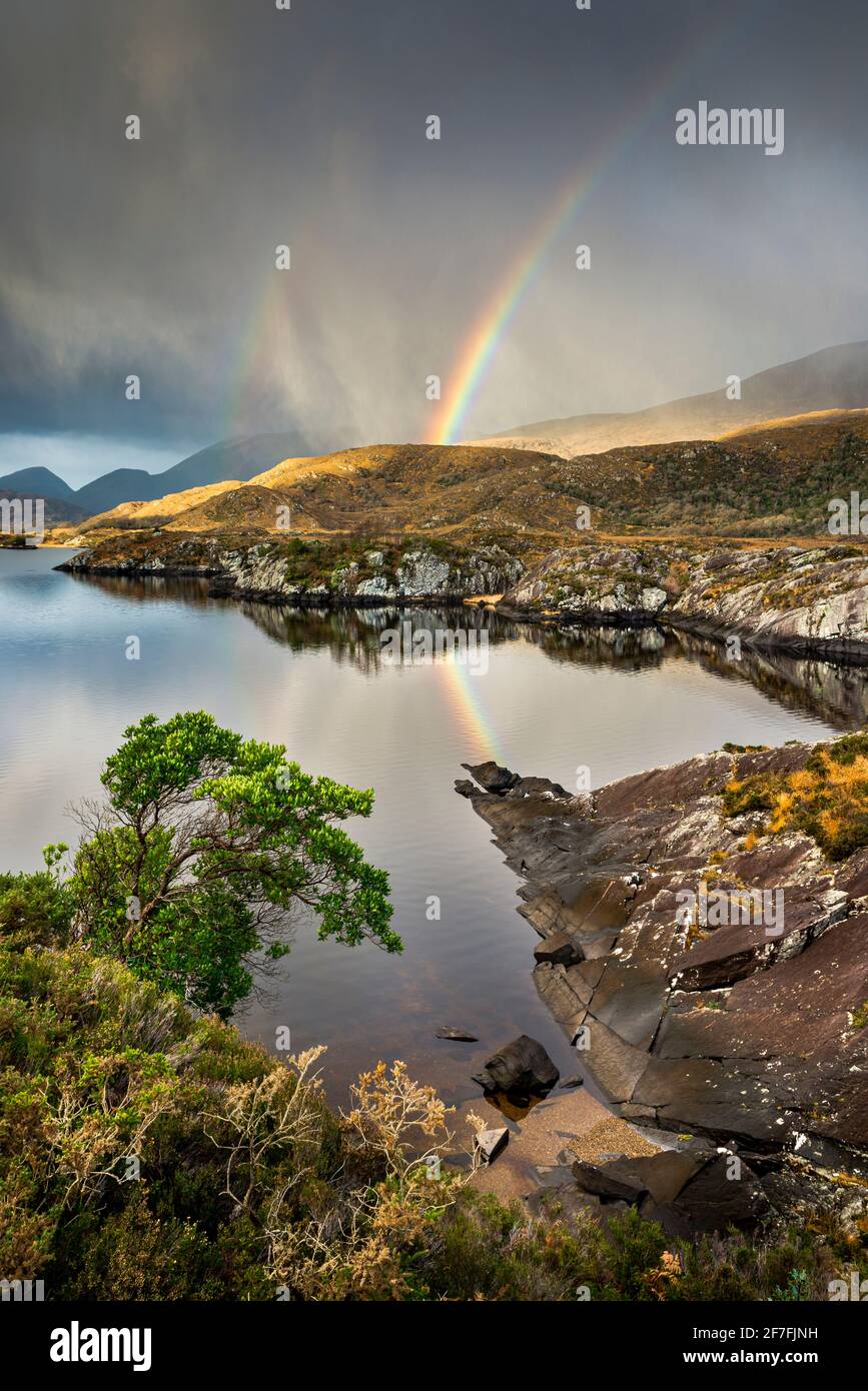 Arc-en-ciel et nuages de pluie au-dessus du lac supérieur, parc national de Killarney, comté de Kerry, Munster, République d'Irlande, Europe Banque D'Images