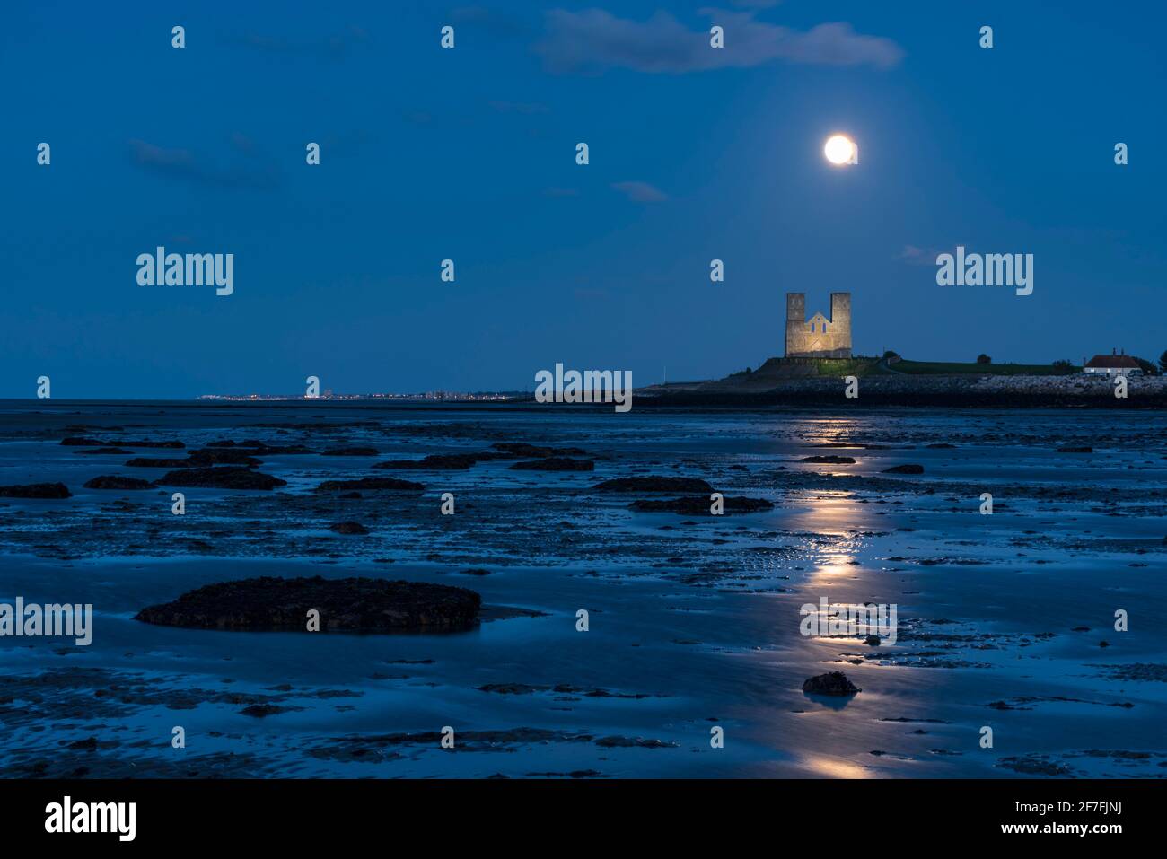 Pleine lune au-dessus de Reculver Towers, plage à marée basse, Reculver, Herne Bay, Kent, Angleterre, Royaume-Uni, Europe Banque D'Images