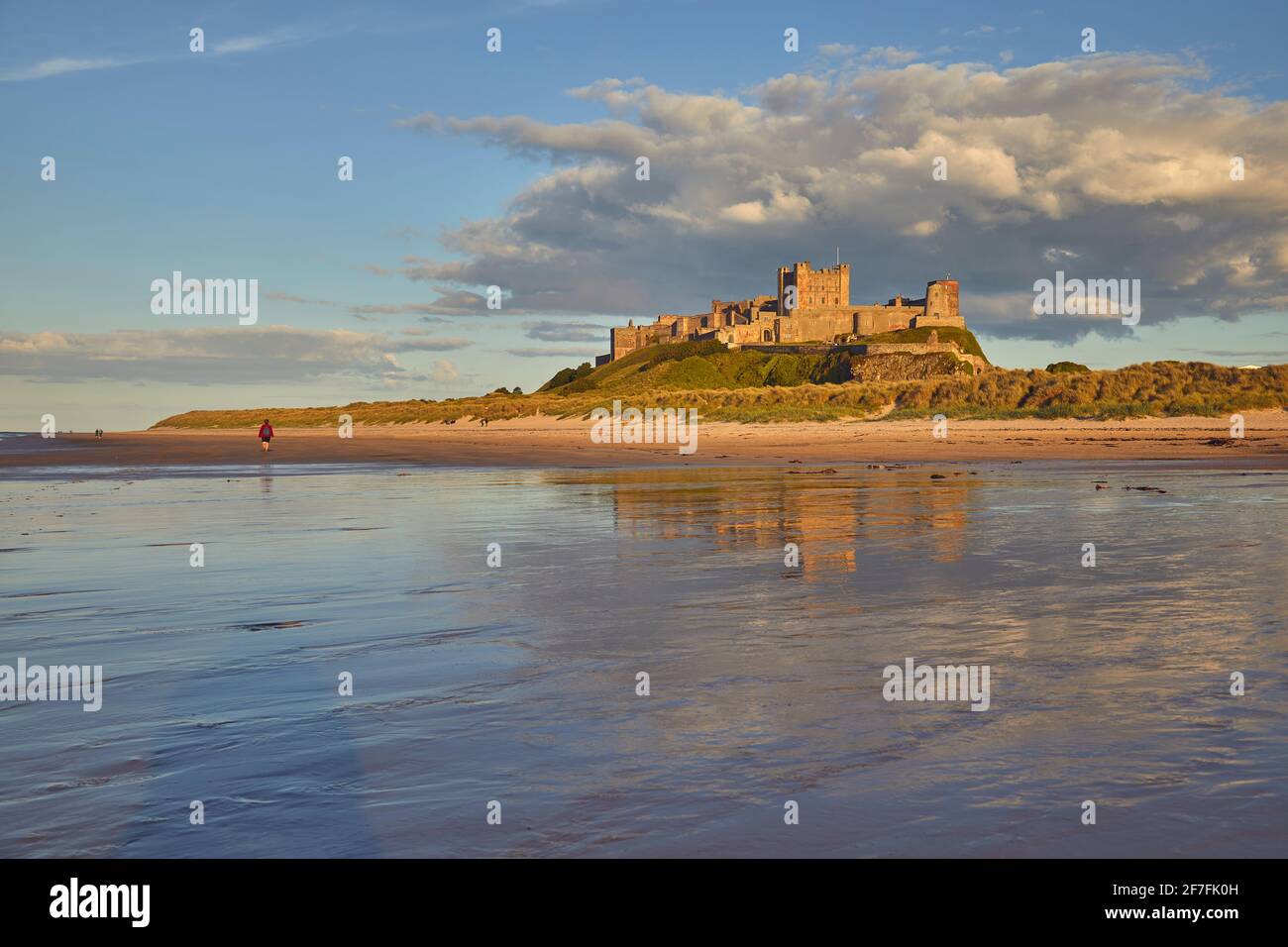 Château de Bamburgh et sa plage, à Bamburgh, près de Seahouses, Northumberland, Angleterre, Royaume-Uni, Europe Banque D'Images