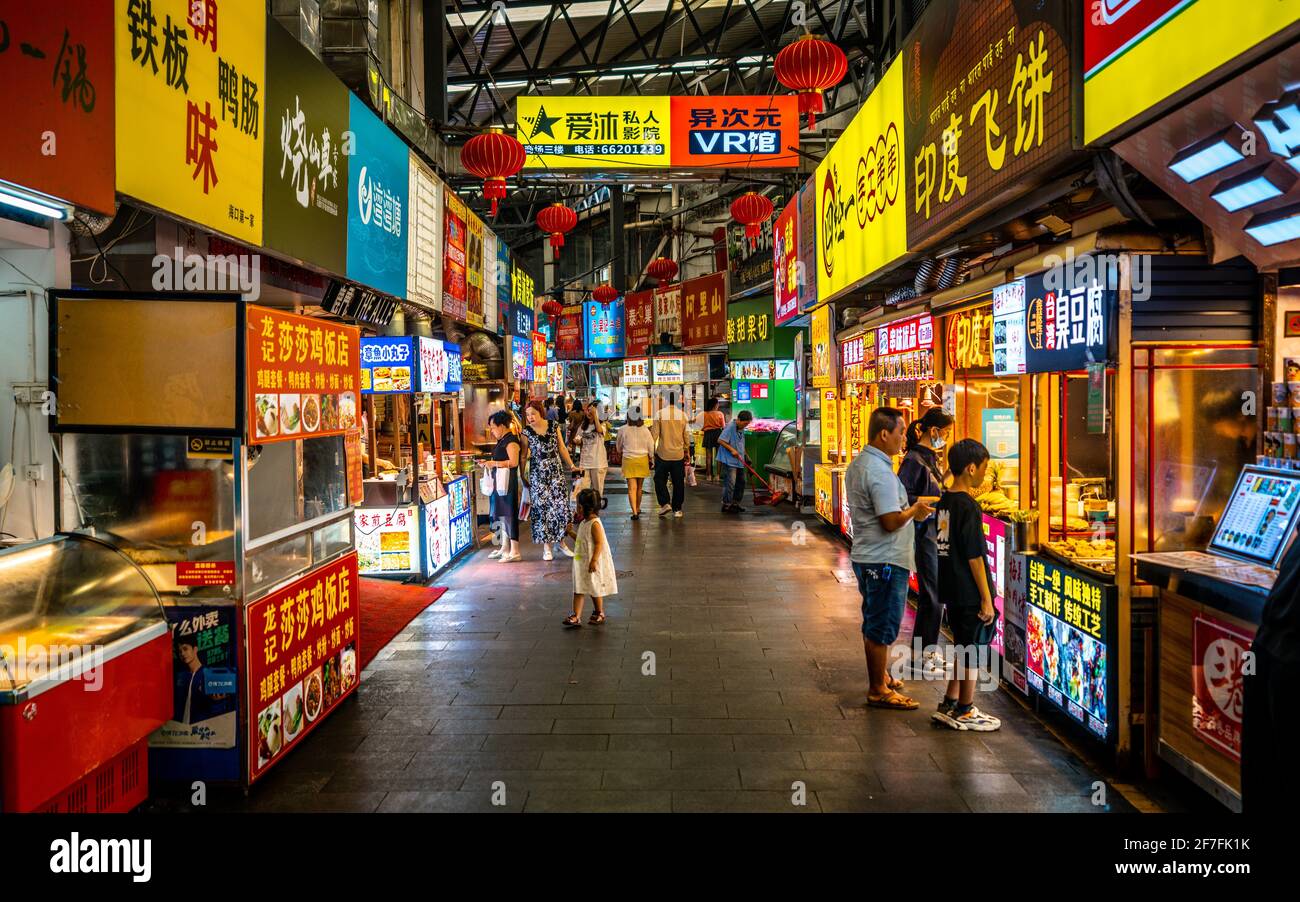 Haikou Chine , 21 mars 2021 : allée de Qilou rue de snack colorée avec stands de nourriture et les gens dans la Chine de Haikou Hainan Banque D'Images