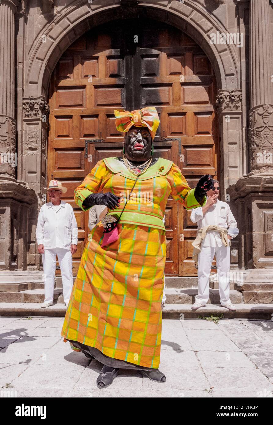 La Negra Tomasa danse pendant la fête du Carnaval de Los Indianos à la Plaza de Espana à Santa Cruz de la Palma, îles Canaries, Espagne, Europe Banque D'Images