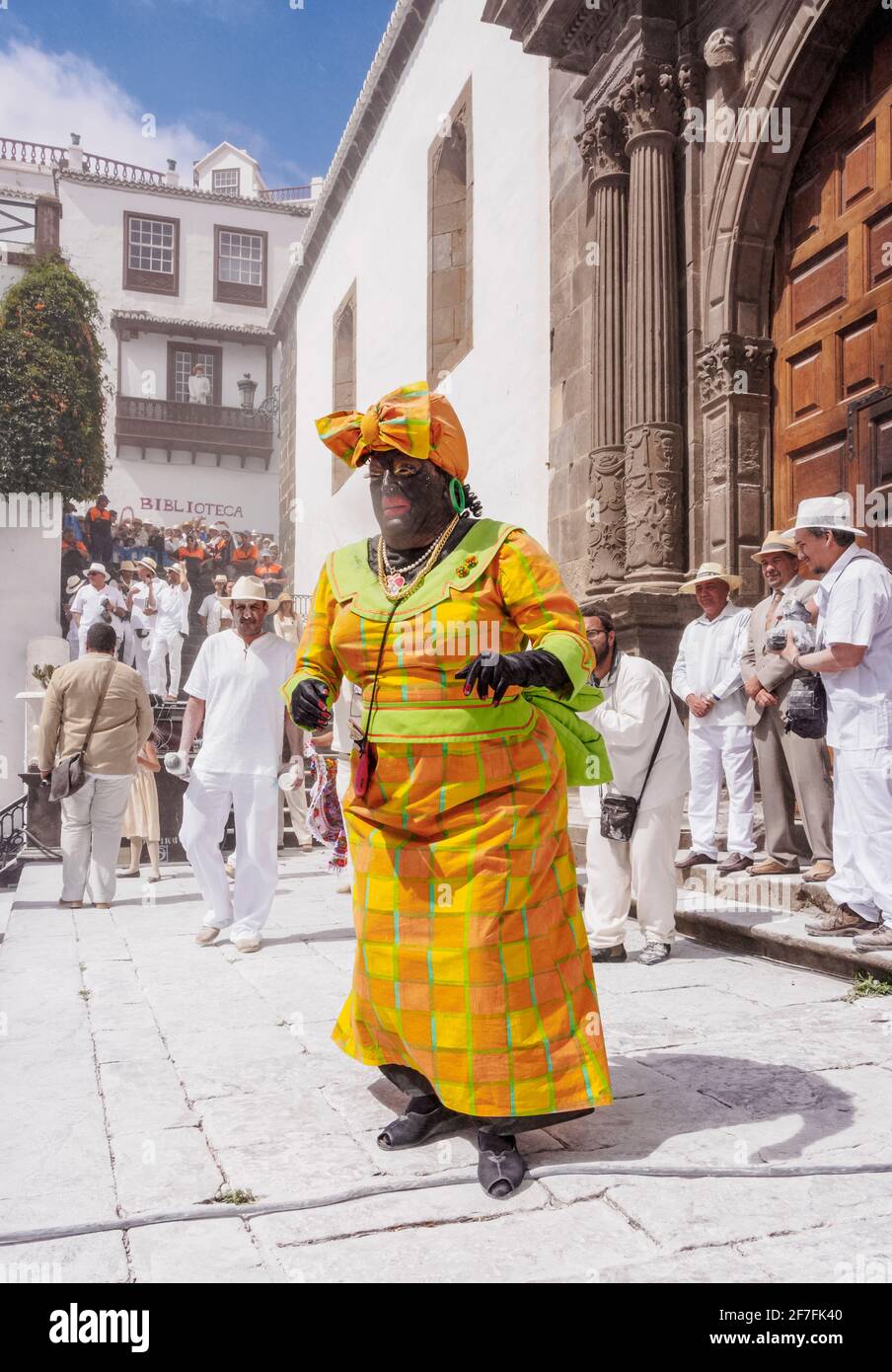 La Negra Tomasa danse pendant la fête du Carnaval de Los Indianos à la Plaza de Espana à Santa Cruz de la Palma, îles Canaries, Espagne, Europe Banque D'Images