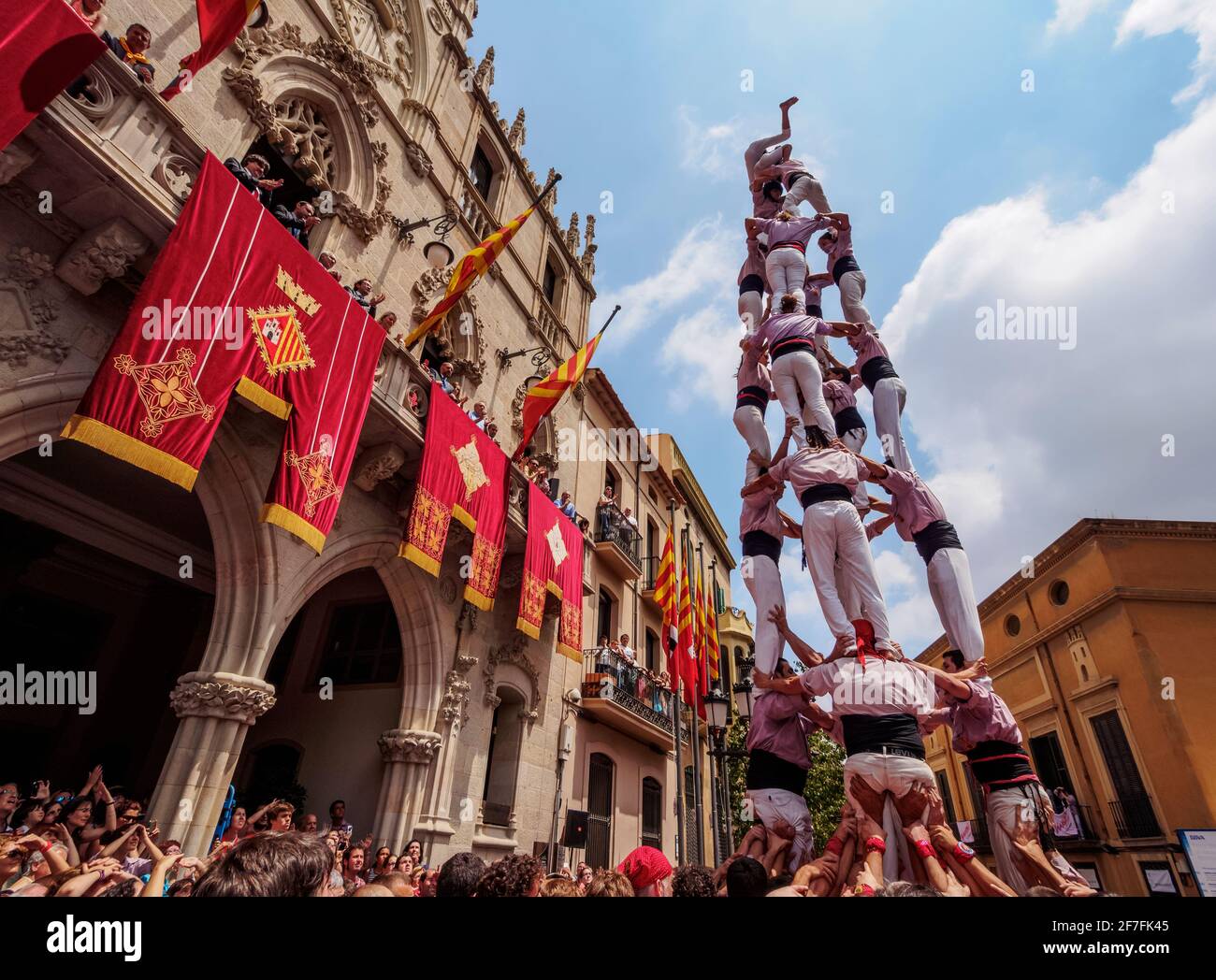 Tour humaine Castell en face de l'hôtel de ville pendant le Festival Festa Major, Terrassa, Catalogne, Espagne, Europe Banque D'Images