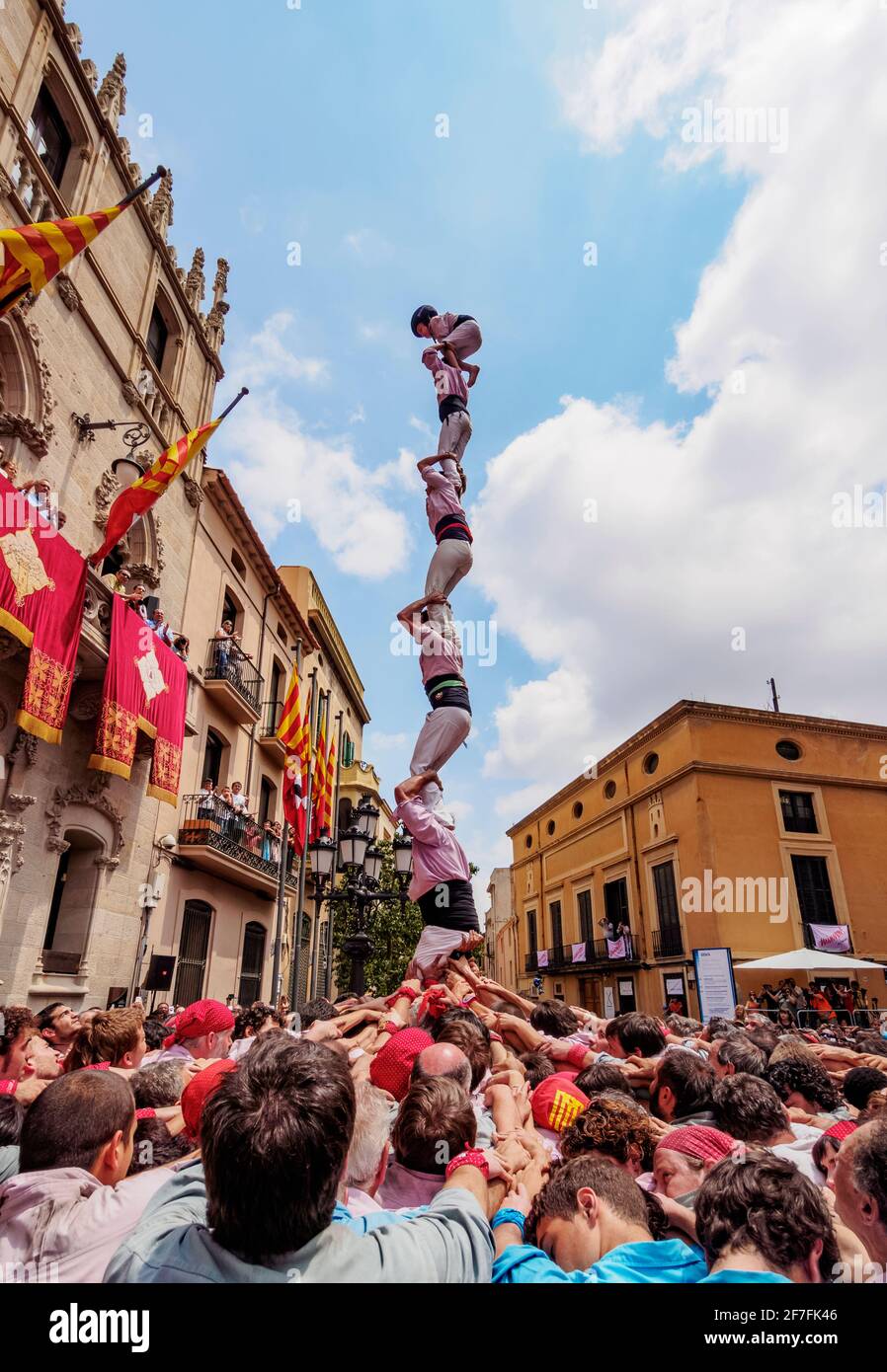 Tour humaine Castell en face de l'hôtel de ville pendant le Festival Festa Major, Terrassa, Catalogne, Espagne, Europe Banque D'Images