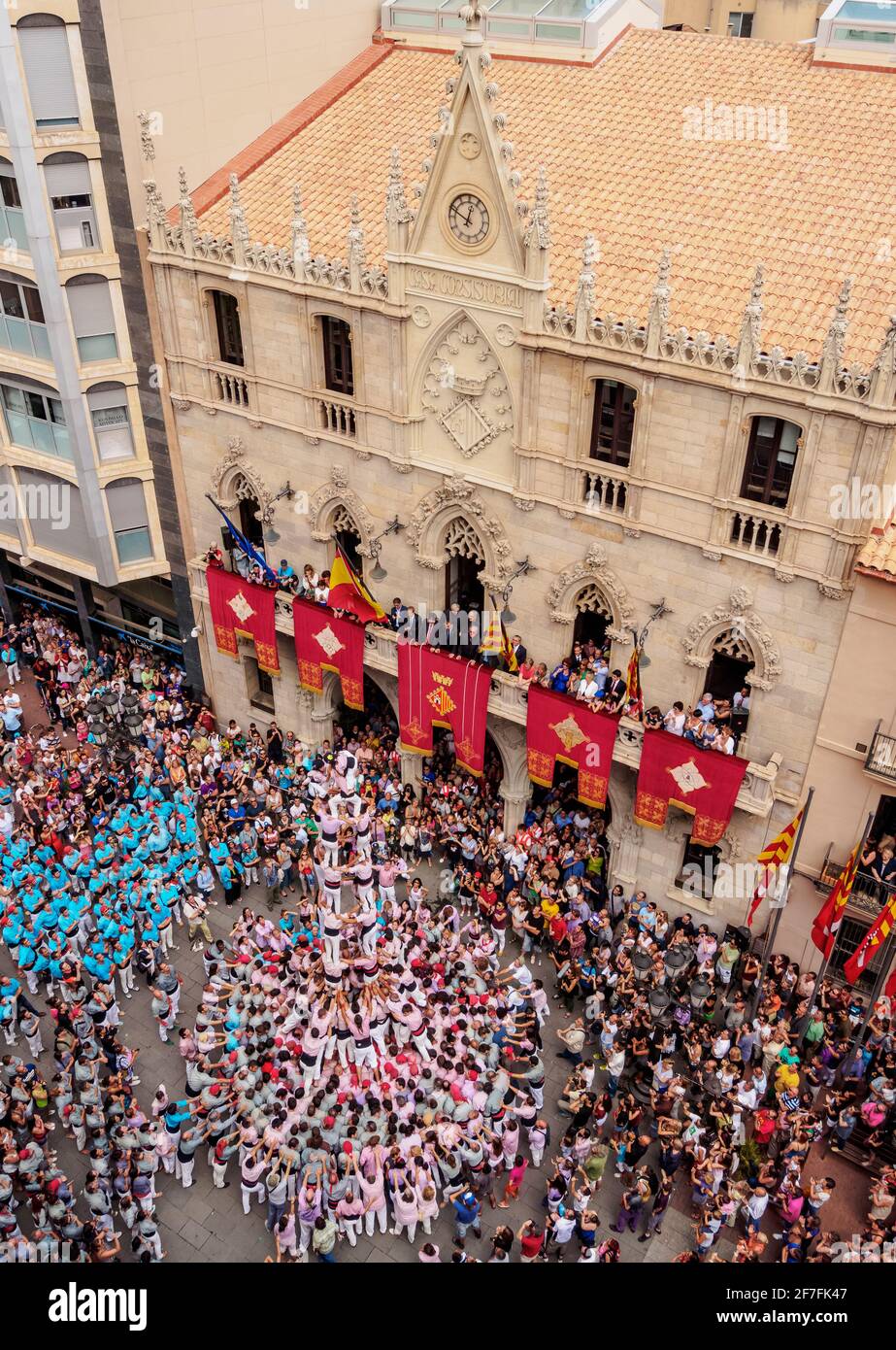 Tour humaine Castell en face de l'hôtel de ville pendant la Festa Major Festival, vue surélevée, Terrassa, Catalogne, Espagne, Europe Banque D'Images