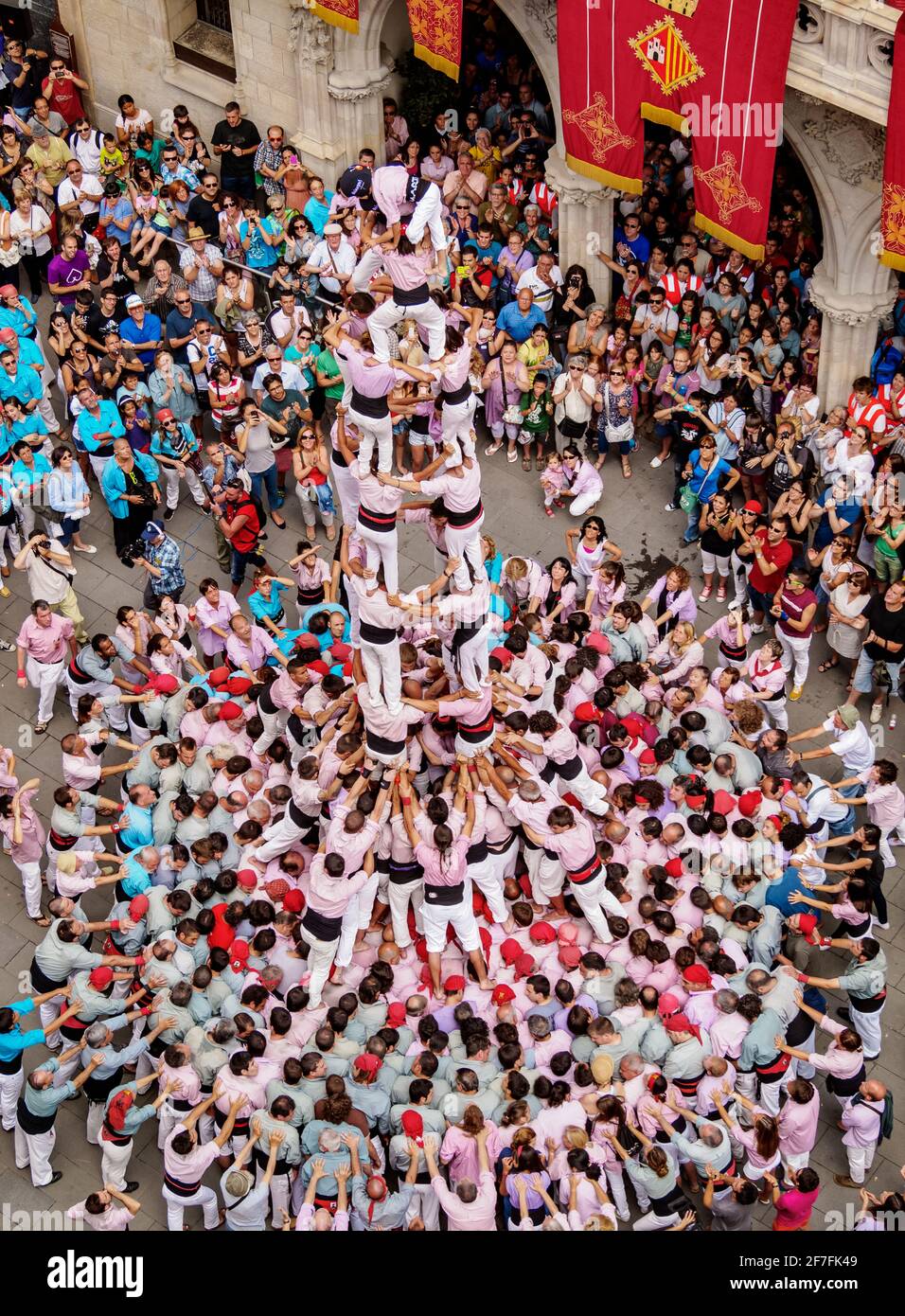 Tour humaine Castell en face de l'hôtel de ville pendant la Festa Major Festival, vue surélevée, Terrassa, Catalogne, Espagne, Europe Banque D'Images