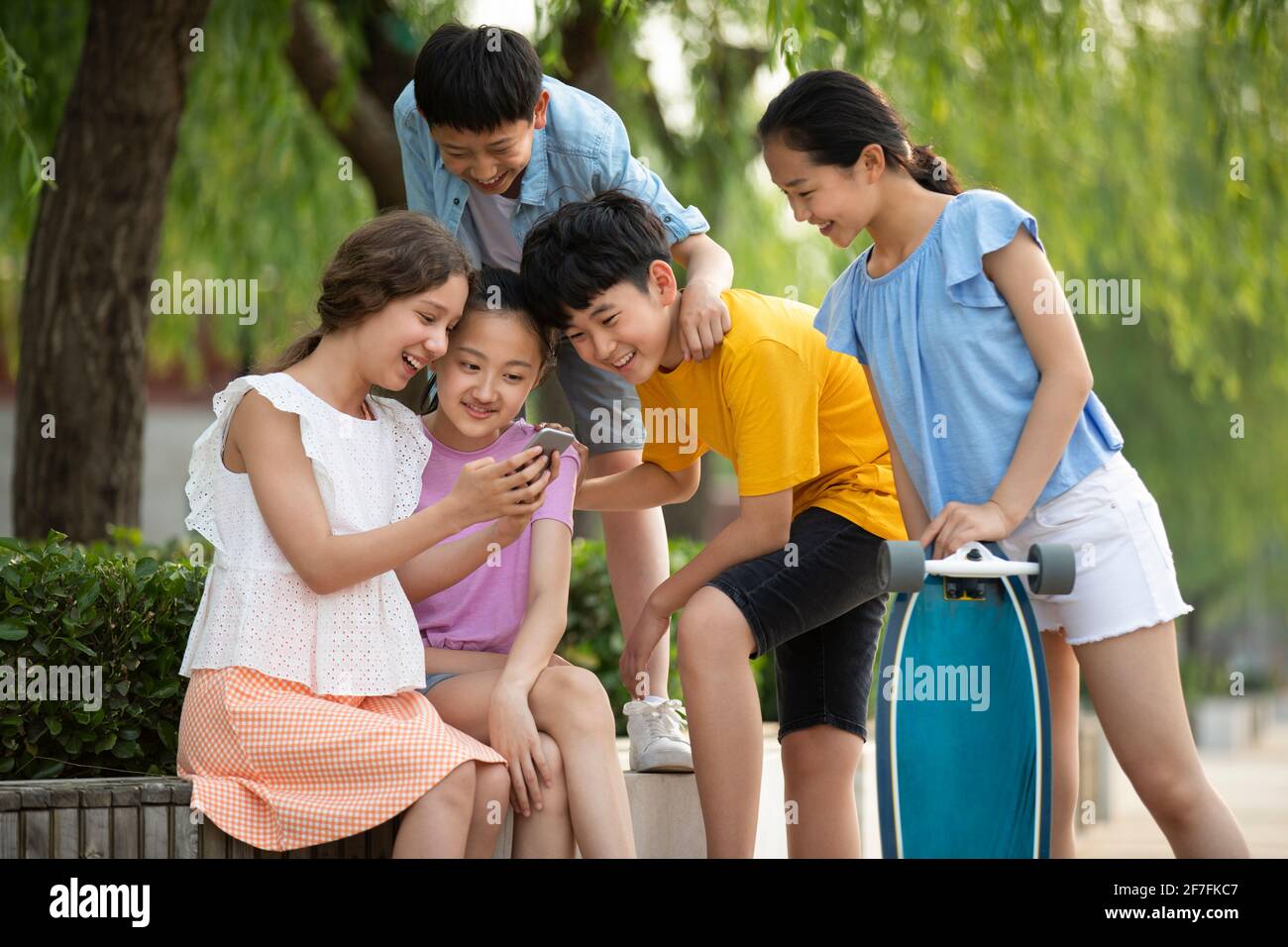 Adolescents utilisant un smartphone à l'extérieur Banque D'Images
