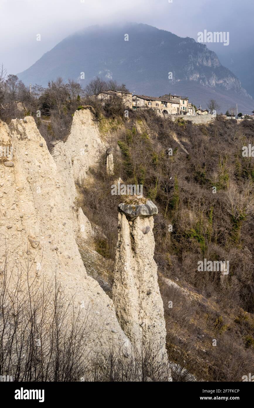 Pyramides de la terre (cheminées rocheuses) avec des maisons anciennes de zone, province de Brescia, Lombardie, Italie, Europe Banque D'Images