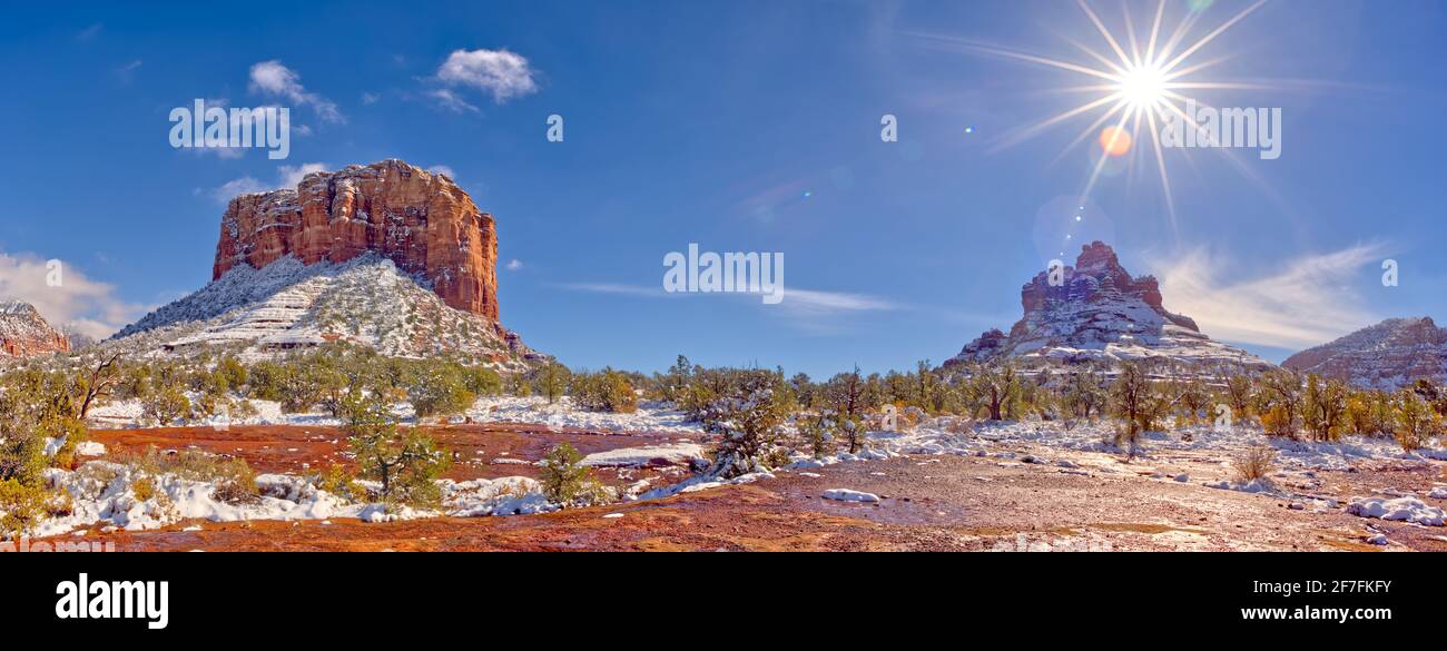 Panorama de Courthouse Butte et Bell Rock avec un revêtement de neige d'hiver sur leurs pentes à Sedona, Arizona, États-Unis d'Amérique, Amérique du Nord Banque D'Images
