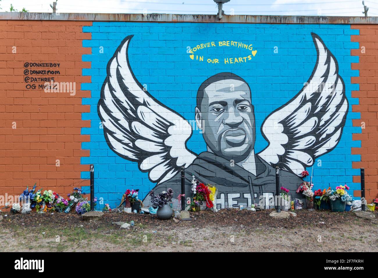 Houston, États-Unis. 06e avril 2021. Les gens continuent de déposer des fleurs à la fresque George Floyd à Third Ward, Houston, TX, où Floyd a grandi le 6 avril 2021. Derek Chauvin est actuellement jugé pour le décès de Floyd à Minneapolis le 25 mai 2020. (Photo de Jennifer Lake/Sipa USA) crédit: SIPA USA/Alay Live News Banque D'Images