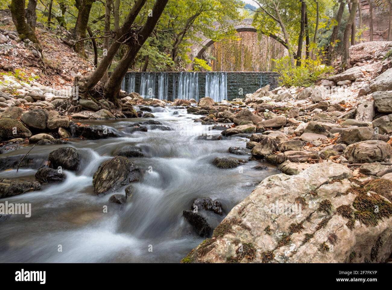 Cascade de Paleokaria et ancien pont, Thessalie, Grèce, Europe Banque D'Images Cascade de Paleokaria et ancien pont, Thessalie, Grèce, Europe Banque D'Images