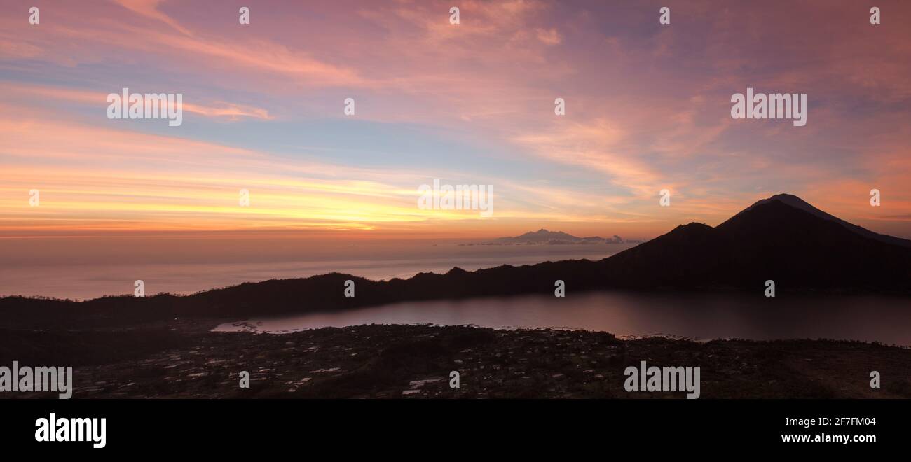 Lever de soleil panoramique rose depuis le sommet du volcan Batur, Bali, Indonésie, Asie du Sud-est, Asie Banque D'Images