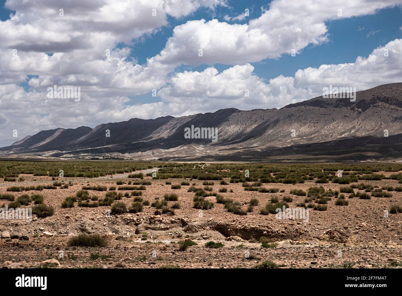 Paysage du Maroc avec des montagnes en arrière-plan avec des nuages blancs dans le ciel, Maroc, Afrique du Nord, Afrique Banque D'Images